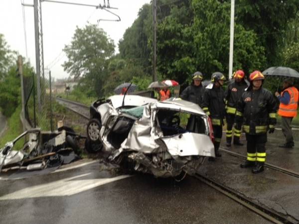 Auto investita sui binari gallarate maggio 2012 (inserita in galleria)