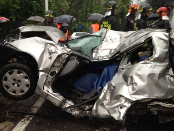 Auto investita sui binari gallarate maggio 2012 (inserita in galleria)