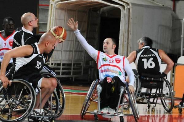 Canestri in carrozzina (inserita in galleria)