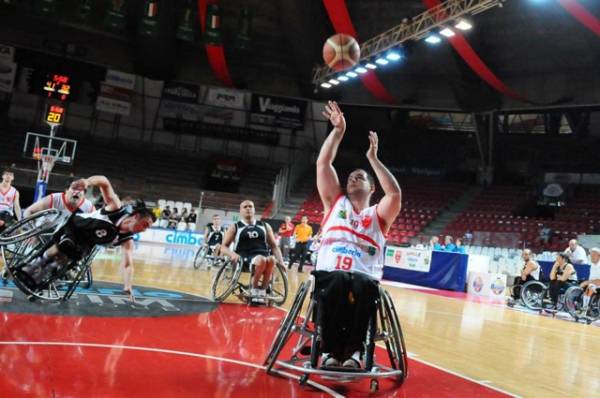 Canestri in carrozzina (inserita in galleria)