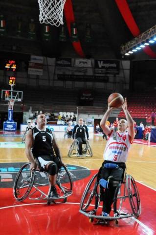 Canestri in carrozzina (inserita in galleria)