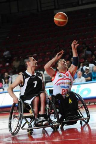 Canestri in carrozzina (inserita in galleria)