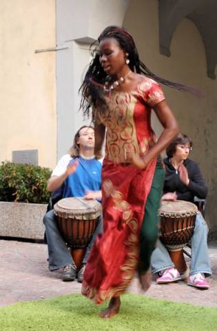 Festa grande nel centro storico di Luino (inserita in galleria)