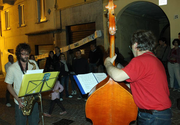 Festa grande nel centro storico di Luino (inserita in galleria)