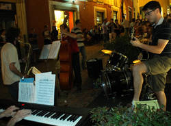 Festa grande nel centro storico di Luino (inserita in galleria)