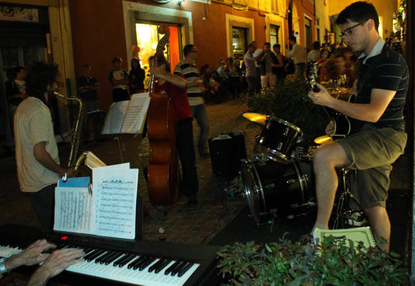 Festa grande nel centro storico di Luino (inserita in galleria)