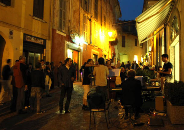 Festa grande nel centro storico di Luino (inserita in galleria)