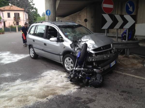 Frontale tra auto e moto a Varese (inserita in galleria)