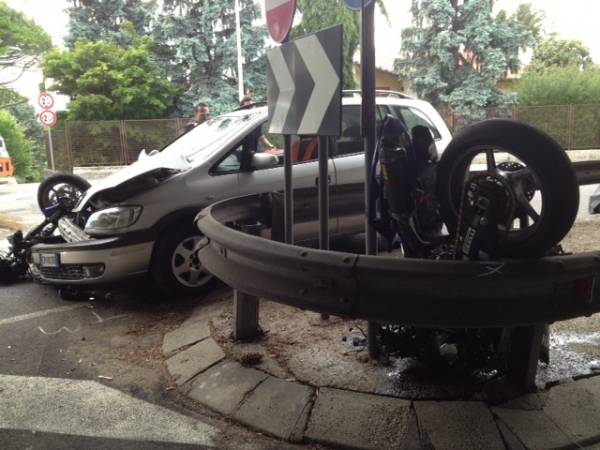 Frontale tra auto e moto a Varese (inserita in galleria)