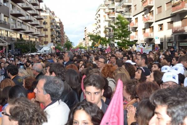 Il corteo verso la casa di Falcone (inserita in galleria)
