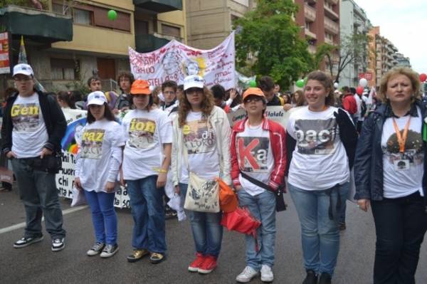 Il corteo verso la casa di Falcone (inserita in galleria)
