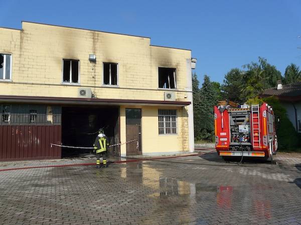 Incendio capannone a Cassano Magnago (inserita in galleria)
