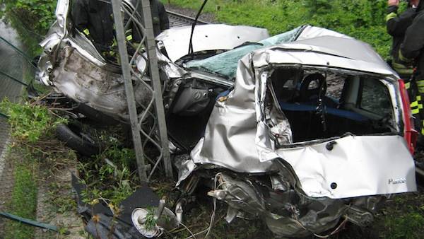 incidente auto passaggio a livello gallarate
