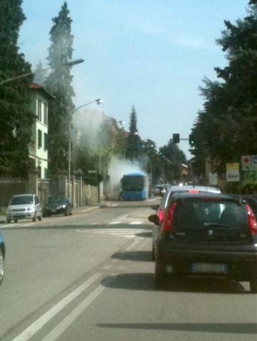 Pullman in panne in viale Borri (inserita in galleria)