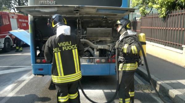 Pullman in panne in viale Borri (inserita in galleria)