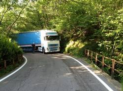 Tir bloccato sulla strada per Roggiano (inserita in galleria)