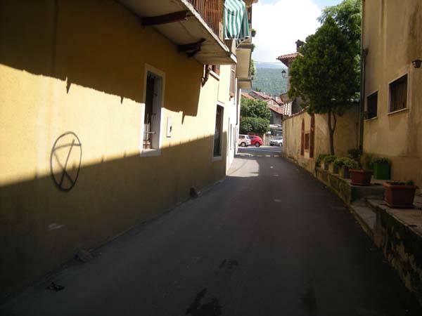 Vandali in azione al lavatoio di Gavirate (inserita in galleria)