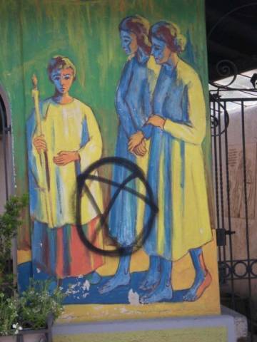 Vandali in azione al lavatoio di Gavirate (inserita in galleria)