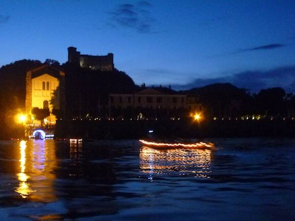 Angera, barche illuminate (inserita in galleria)