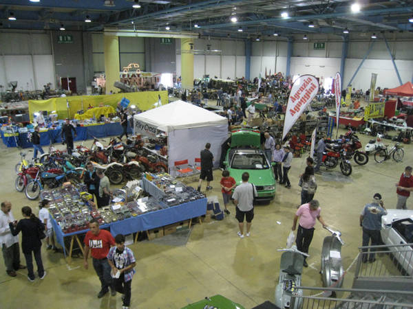 Auto e moto d'epoca a Malpensafiere (inserita in galleria)