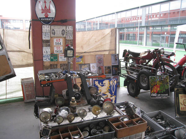 Auto e moto d'epoca a Malpensafiere (inserita in galleria)