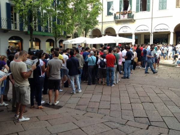 Biglietti Varese - Sampdoria: la coda alla Casa del Disco (per gallerie fotografiche)