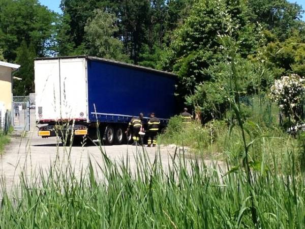 Camion incastrato sumirago giugno 2012 (inserita in galleria)