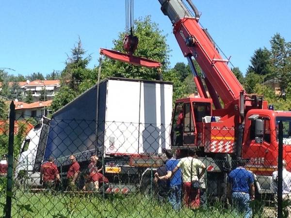 Camion incastrato sumirago giugno 2012 (inserita in galleria)