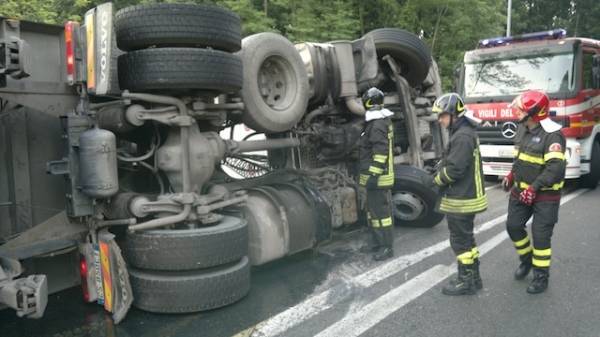 Camion ribaltato (inserita in galleria)