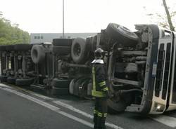 Camion ribaltato (inserita in galleria)