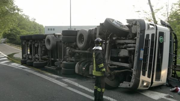 Camion ribaltato (inserita in galleria)