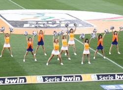 Cheerleaders e squadre in campo (inserita in galleria)
