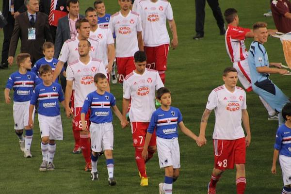 Cheerleaders e squadre in campo (inserita in galleria)