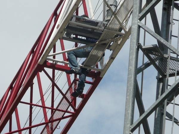 Due operai sulla gru a Gallarate (inserita in galleria)