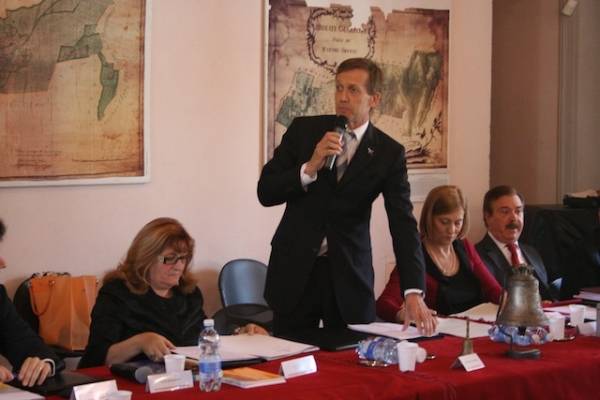 Folla al consiglio comunale di Tradate (inserita in galleria)