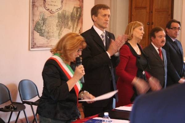 Folla al consiglio comunale di Tradate (inserita in galleria)