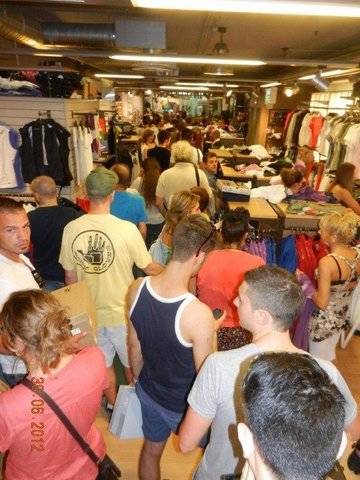 Folla da Cavalca per gli sconti (inserita in galleria)