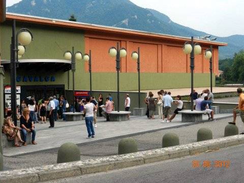 Folla da Cavalca per gli sconti (inserita in galleria)