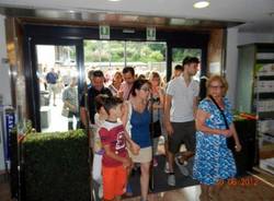 Folla da Cavalca per gli sconti (inserita in galleria)