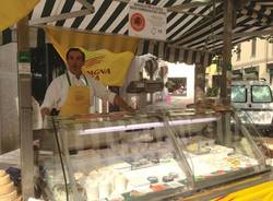 Il mercatino dei produttori in piazza Giovine Italia (inserita in galleria)
