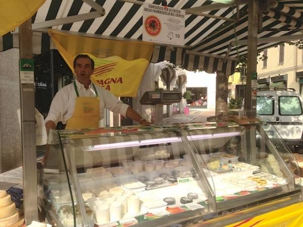 Il mercatino dei produttori in piazza Giovine Italia (inserita in galleria)