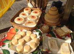 Il mercatino dei produttori in piazza Giovine Italia (inserita in galleria)