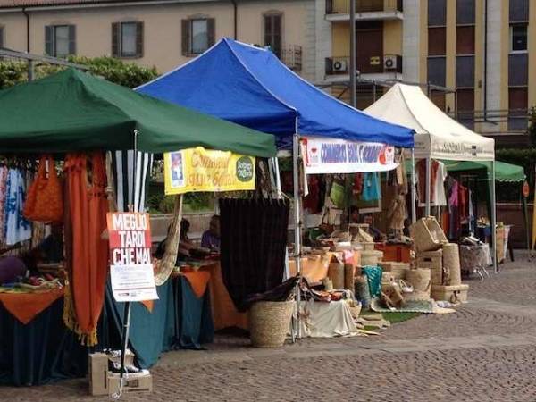 Il mondo in piazza a Varese (inserita in galleria)