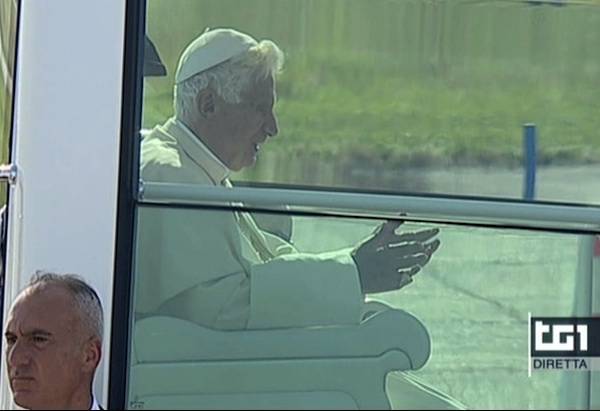 Il Papa arriva a Linate (inserita in galleria)