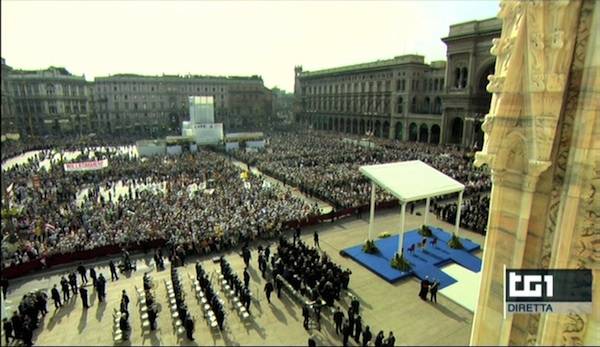 Il Papa arriva in piazza Duomo (inserita in galleria)