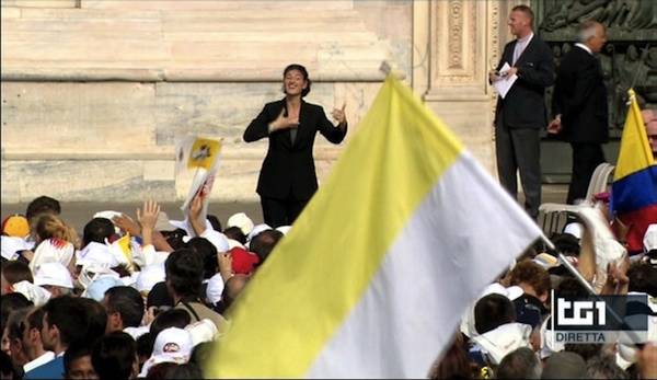 Il Papa arriva in piazza Duomo (inserita in galleria)