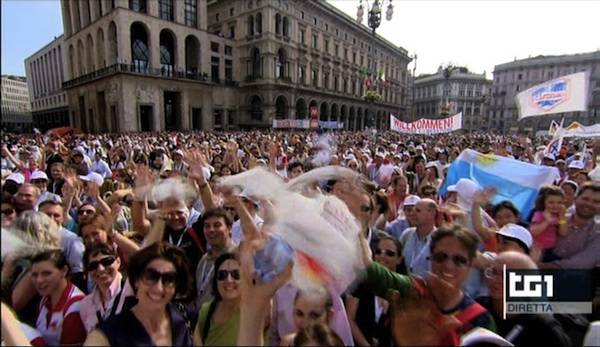 Il Papa arriva in piazza Duomo (inserita in galleria)