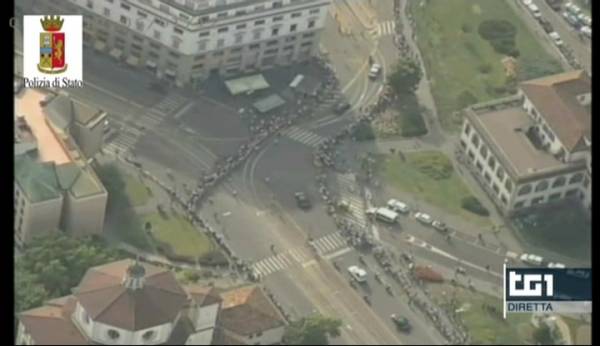 Il Papa arriva in piazza Duomo (inserita in galleria)