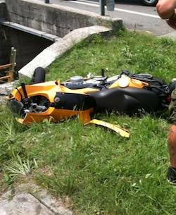 Incidente sulla sp36, finisce nel ruscello (inserita in galleria)