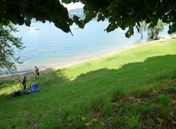 Relax in spiaggia in riva al lago (inserita in galleria)